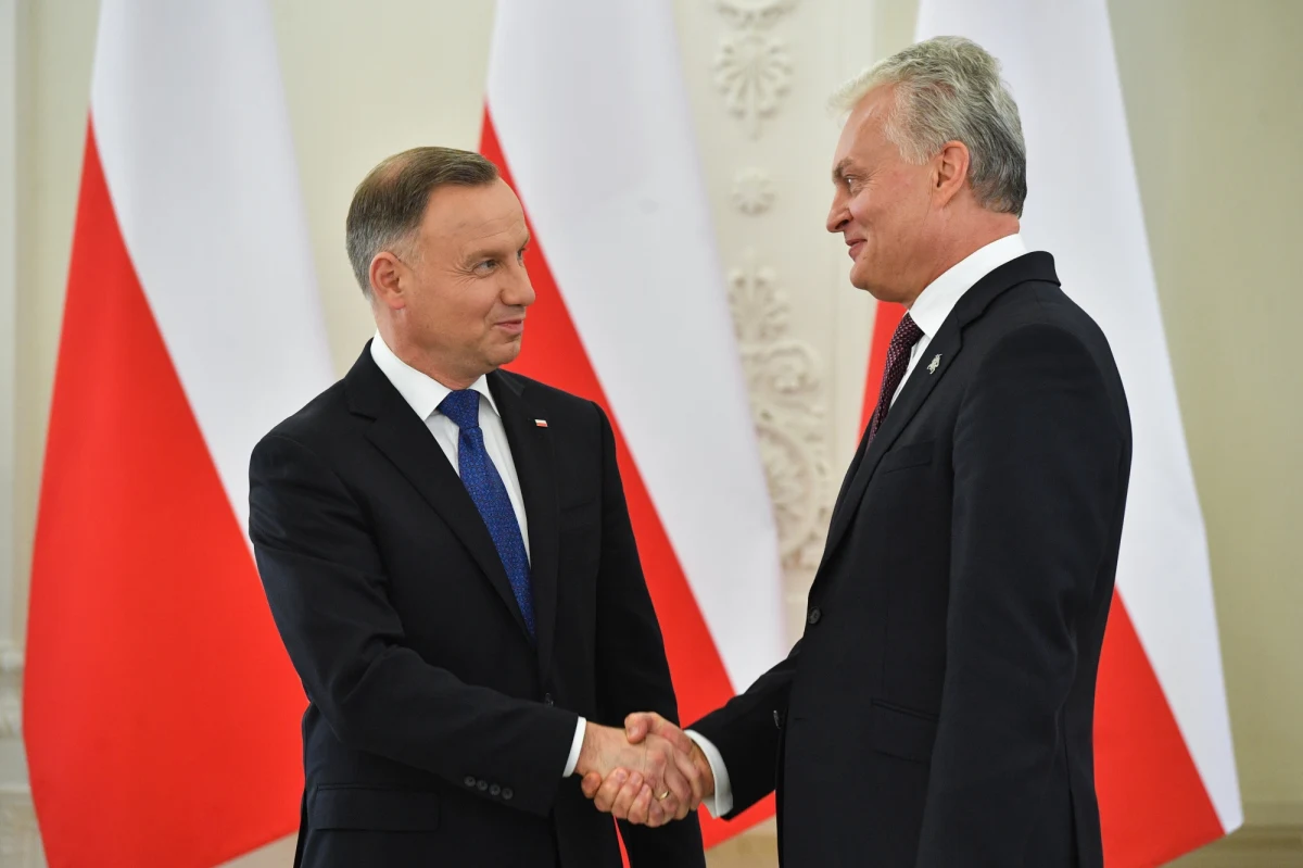 Andrzej Duda przyjechał do Wilna, gdzie spotkał się z prezydentem Litwy Gitanasem Nausedą. Przywódcy rozmawiali przede wszystkim o kwestiach bezpieczeństwa i perspektywach przyjęcia Ukrainy do NATO. Polskie władze zamierzają dalej aktywnie walczyć o to, by wzmacniać partnerstwo między Sojuszem i Kijowem, w dalszej kolejności, by Ukraina stała się częścią Paktu Północnoatlantyckiego - zapewniał w Wilnie polski prezydent.