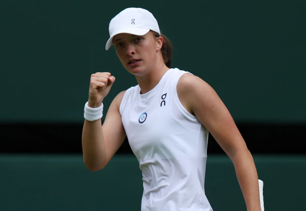 Iga Świątek bez najmniejszych kłopotów awansowała do trzeciej rundy Wimbledonu. Na korcie centralnym Polka pokonała Hiszpankę Sarę Sorribes-Tormo 6:2, 6:0. Mecz trwał 71 minut i nie przyniósł większych emocji. W drugim secie Polka już całkowicie dominowała na korcie i popisała się kilkoma efektownymi zagraniami.