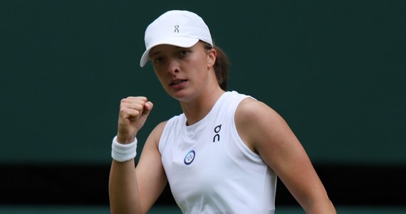 Iga Świątek bez najmniejszych kłopotów awansowała do trzeciej rundy Wimbledonu. Na korcie centralnym Polka pokonała Hiszpankę Sarę Sorribes-Tormo 6:2, 6:0. Mecz trwał 71 minut i nie przyniósł większych emocji. W drugim secie Polka już całkowicie dominowała na korcie i popisała się kilkoma efektownymi zagraniami.