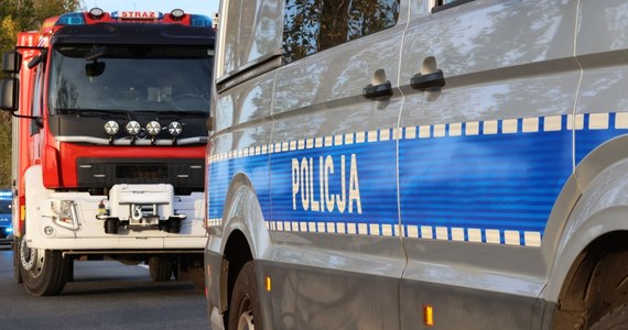 Samochód dostawczy uderzył w pociąg osobowy w środę późnym popołudniem na niestrzeżonym przejeździe kolejowym w Andrychowie (Małopolskie). Kierowca auta trafił do szpitala.