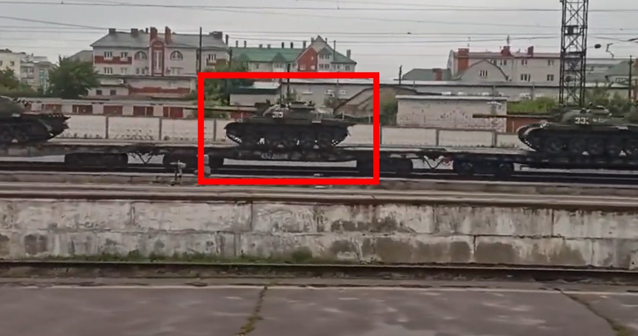 Kreml zorganizował kolejny wielki transport czołgów. Armia chce wzmocnić swoje oddziały na froncie w Ukrainie. Znowu postanowiono wykorzystać "starożytne" T-54 z połowy ubiegłego wieku.
