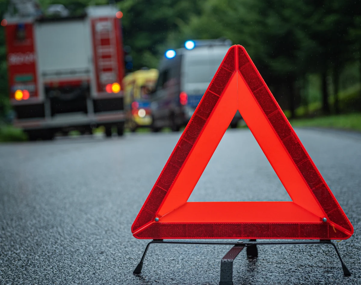 Po zderzeniu się trzech aut w środę po południu w miejscowości Siepietnica (woj. podkarpackie), pomiędzy Jasłem a Gorlicami, nieprzejezdna jest tam droga krajowa nr 28. Policja kieruje na objazdy. W wyniku wypadku dwie osoby trafiły do szpitala.
