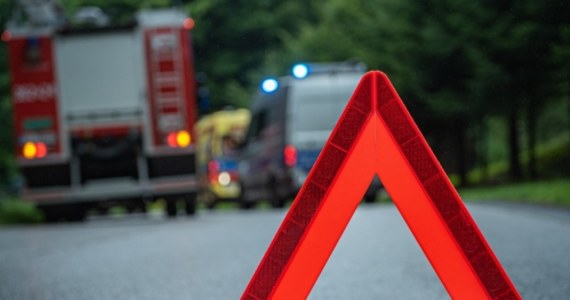 Po zderzeniu się trzech aut w środę po południu w miejscowości Siepietnica (woj. podkarpackie), pomiędzy Jasłem a Gorlicami, nieprzejezdna jest tam droga krajowa nr 28. Policja kieruje na objazdy. W wyniku wypadku dwie osoby trafiły do szpitala.