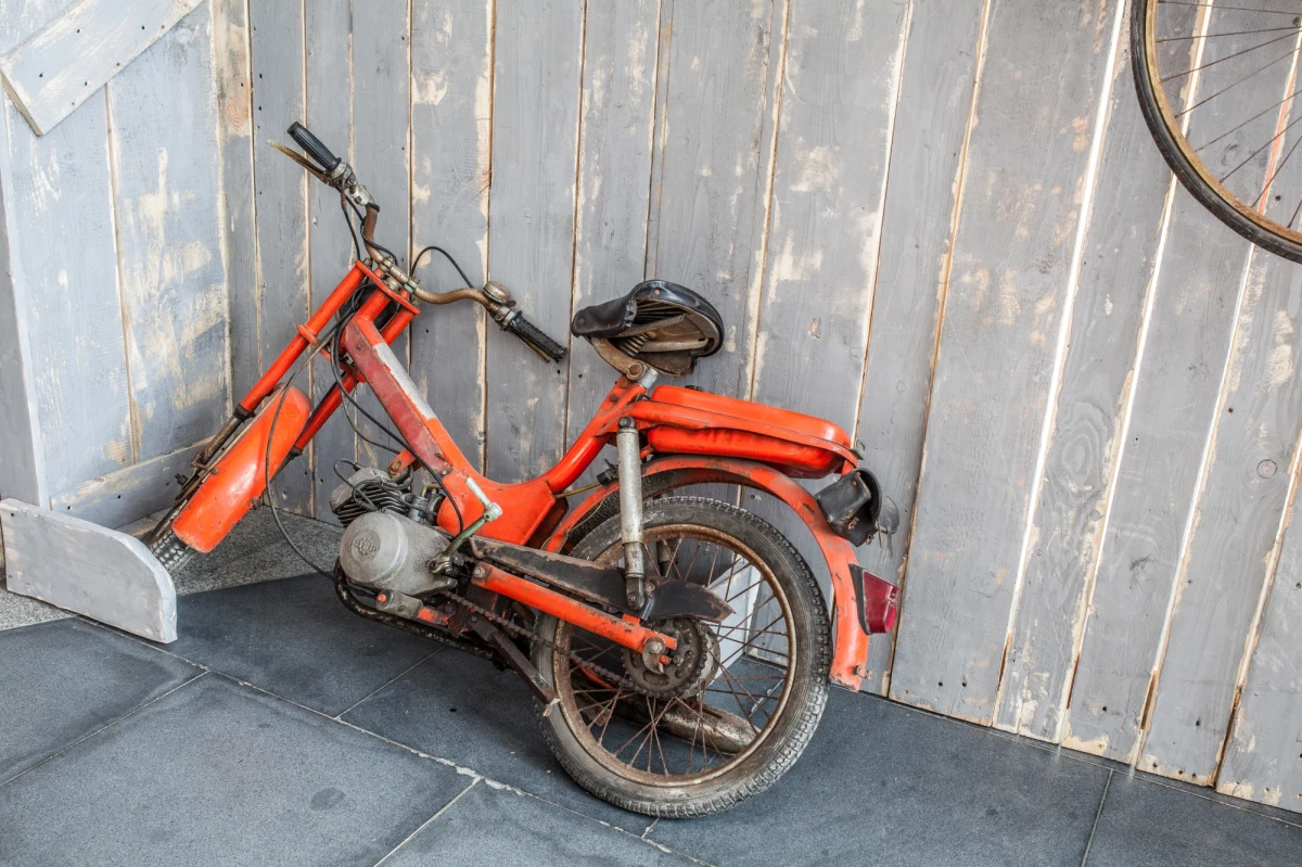 Policjanci z komisariatu w Pruchniku (woj. podkarpackie) zatrzymali do kontroli 51-latka jadącego motorowerem. Okazało się, że mężczyzna miał blisko 3 promile alkoholu w organizmie. Podczas kontroli dokumentów wyszło też na jaw, że jednoślad nie miał ubezpieczenia OC, badań technicznych, a tablice rejestracyjne były przełożone z innego pojazdu.