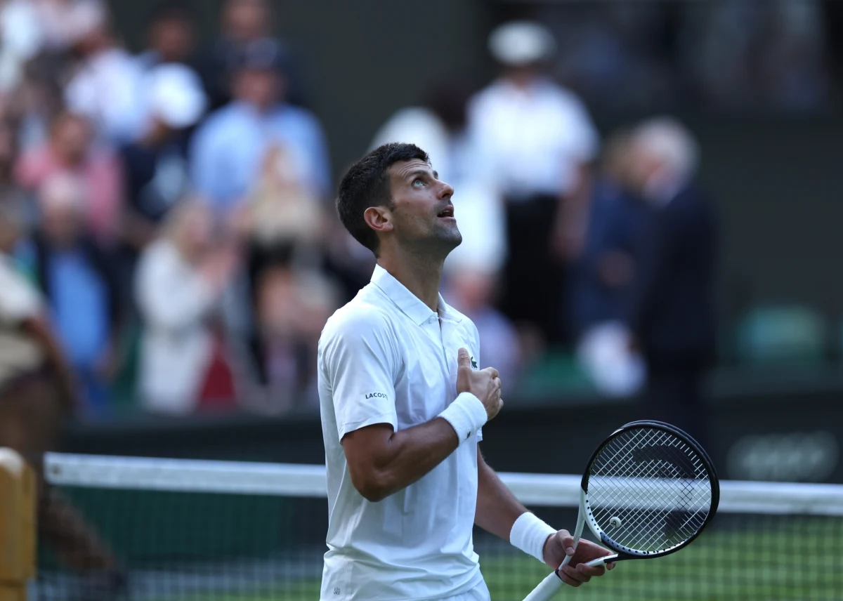 Broniący tytułu Novak Djokovic awansował do trzeciej rundy wielkoszlemowego Wimbledonu. Rozstawiony z numerem drugim serbski tenisista pokonał Australijczyka Jordana Thompsona 6:3, 7:6 (7-4), 7:5. W środę zwycięstwa odnieśli też inni zawodnicy z czołówki.