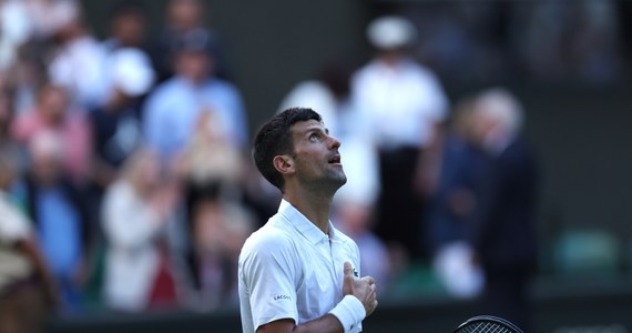 Broniący tytułu Novak Djokovic awansował do trzeciej rundy wielkoszlemowego Wimbledonu. Rozstawiony z numerem drugim serbski tenisista pokonał Australijczyka Jordana Thompsona 6:3, 7:6 (7-4), 7:5. W środę zwycięstwa odnieśli też inni zawodnicy z czołówki.