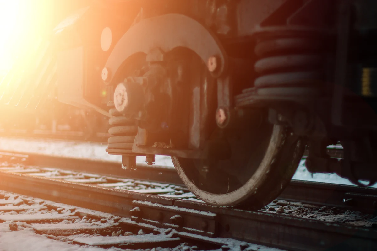Wypadek w powiecie koszalińskim. Osobowy mercedes wjechał na niestrzeżonym przejeździe kolejowym pod pociąg. Samochodem podróżowała 6-osobowa rodzina z Niemiec. Kierowca zginął na miejscu, a pozostali pasażerowie trafili do szpitala.