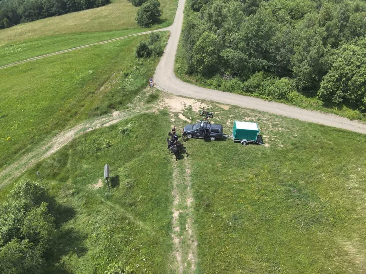 Krośnieńscy policjanci pomogli mężczyźnie, który podczas wędrówki w rejonie grzbietu górskiego „Przymiarki”, został rażony piorunem. Funkcjonariusze udzielili turyście pierwszej pomocy, sprowadzili go ze szlaku i przekazali załodze karetki pogotowia.