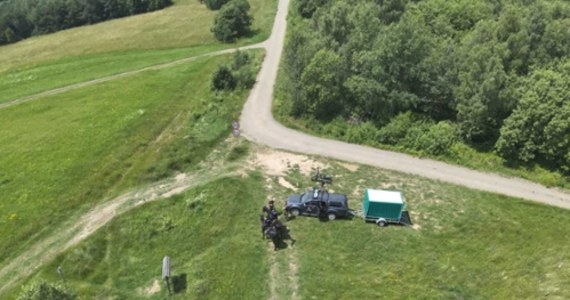 Krośnieńscy policjanci pomogli mężczyźnie, który podczas wędrówki w rejonie grzbietu górskiego „Przymiarki”, został rażony piorunem. Funkcjonariusze udzielili turyście pierwszej pomocy, sprowadzili go ze szlaku i przekazali załodze karetki pogotowia.