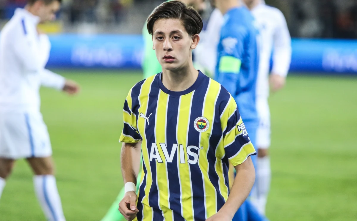 Sportowe media były zgodne - Arda Guler zostanie piłkarzem Realu Madryt. Utalentowany 18-letni Turek, który dotychczas występował w Fenerbahce SK, podpisał z "Królewskimi" 6-letni kontrakt.