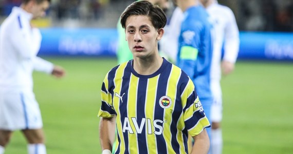 Sportowe media były zgodne - Arda Guler zostanie piłkarzem Realu Madryt. Utalentowany 18-letni Turek, który dotychczas występował w Fenerbahce SK, podpisał z "Królewskimi" 6-letni kontrakt.