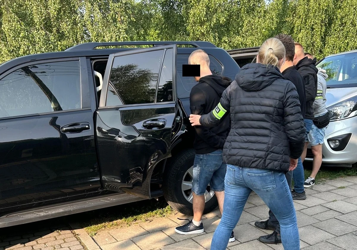 Łódzcy policjanci zatrzymali w powiecie giżyckim dwóch mężczyzn, którzy ukrywali się przed wymiarem sprawiedliwości od dwóch lat. 46 i 28-latek poszukiwani byli listami gończymi. 
