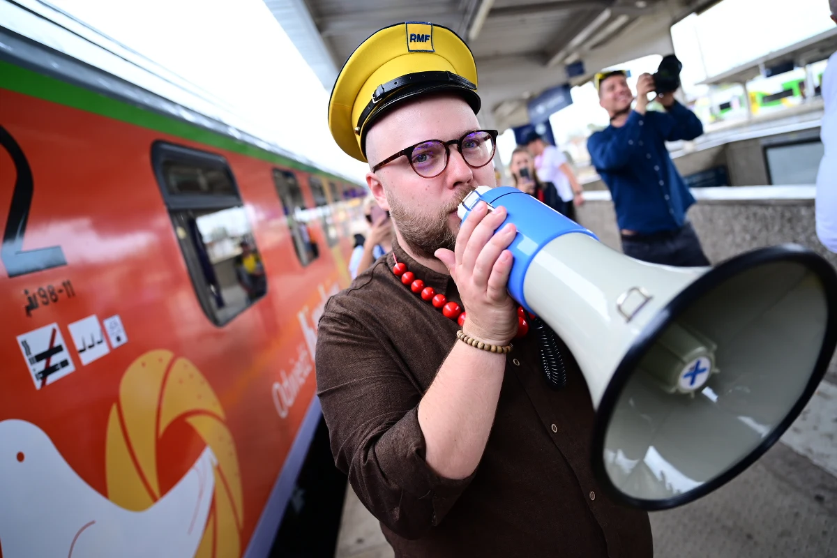 Gwiazdy polskiej muzyki, sportowcy, influencerzy oraz Słuchacze RMF FM - to pasażerowie wakacyjnego pociągu do Małopolski, który w najbliższą sobotę wyruszy z Warszawy do Nowego Sącza. Start niezwykłego składu odbędzie się w ramach kampanii Małopolskiej Organizacji Turystycznej pod nazwą "Daj się ugościć. Odwiedź Kraków. Odkryj Małopolskę".