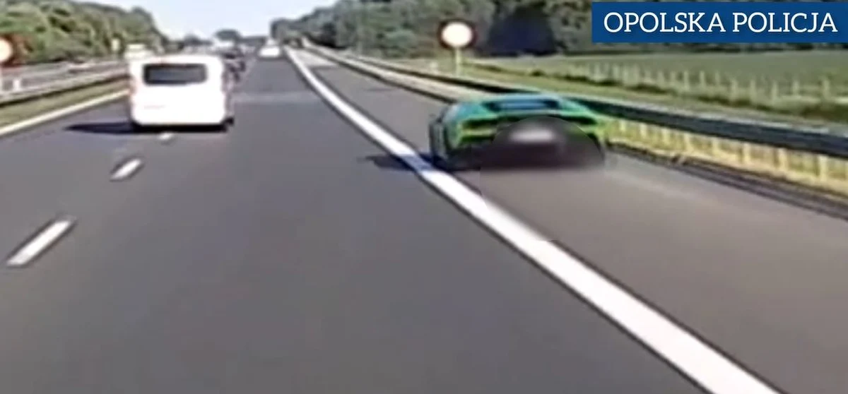 Lamborghini pasem awaryjnym wyprzedzało inne samochody na opolskim odcinku autostrady A4. "To nie tor wyścigowy" - podkreślają policjanci i proszą o kontakt osoby, które były świadkami innych wykroczeń popełnionych przez tego samego kierowcę.