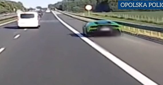 Lamborghini pasem awaryjnym wyprzedzało inne samochody na opolskim odcinku autostrady A4. "To nie tor wyścigowy" - podkreślają policjanci i proszą o kontakt osoby, które były świadkami innych wykroczeń popełnionych przez tego samego kierowcę.