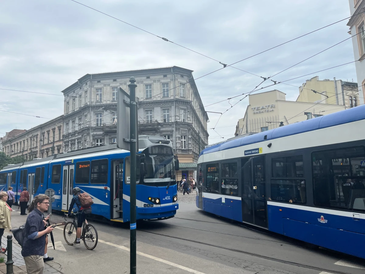 Z powodu awarii tramwaju przed Teatrem Bagatela w Krakowie chwilowo wstrzymany był ruch w kierunku Bronowic. Dla podróżnych uruchomiona została autobusowa komunikacja zastępcza.    