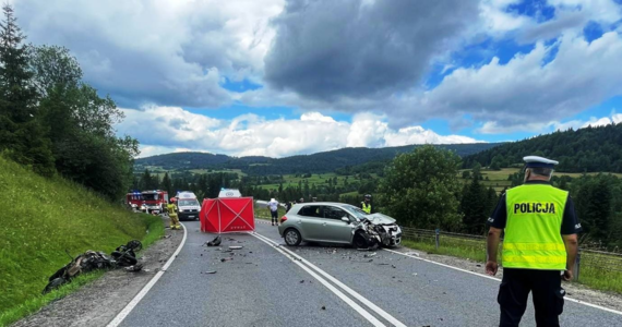 Zarzut spowodowania wypadku drogowego ze skutkiem śmiertelnym usłyszał 60-letni kierowca, który w Lubomierzu ( Małopolska) wjechał w jadącą motocyklem 51-letnią emerytowaną policjantkę – poinformował prokurator rejonowy w Limanowej Mirosław Kazana. Kobieta zginęła na miejscu, a jej 9-letni syn został ciężko ranny.