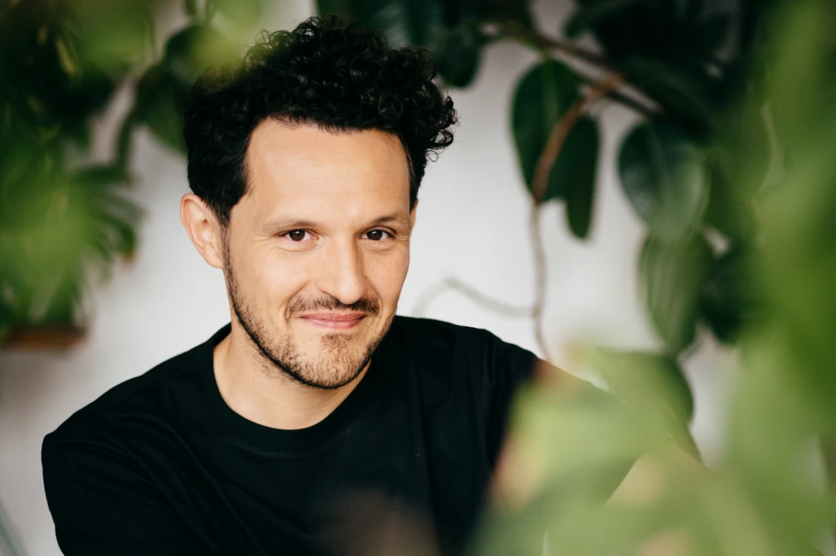 "Nie było nigdy takiego momentu, że można było politycznie, społecznie, powiedzieć: koniec, żyje nam się lepiej niż przed kryzysem. Absolutnie nie. Nadal w Grecji jest wysokie bezrobocie, nadal pensje są dużo niższe niż przed kryzysem, emerytury są dużo niższe, opieka zdrowotna jest na gorszym poziomie, edukacja jest na gorszym poziomie" - mówił Dionisios Sturis, dziennikarz i pisarz, autor licznych reportaży i książek reporterskich poświęconych Grecji, który był gościem cyklu "Wiem, dokąd jadę" w internetowym Radiu RMF24. Magdalena Karwat-Marek przedstawia w nim prawdziwą twarz krajów, do których najchętniej podróżują Polacy.