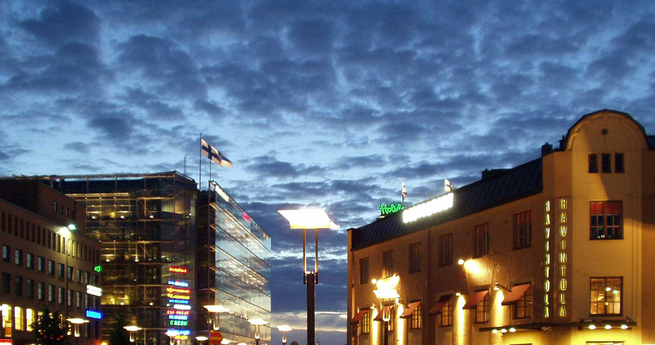 Najnowsze badania sugerują, że ekspozycja na sztuczne światło zewnętrzne w godzinach nocnych może zwiększać ryzyko wystąpienia choroby Alzheimera, zwłaszcza wśród osób poniżej 65. roku życia. 