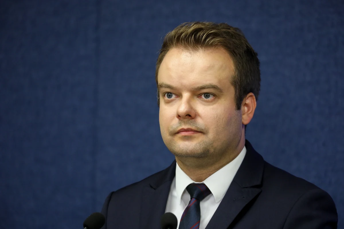 Program Rodzina 500 plus - wbrew temu, co się mówi - na pewno zwiększył dzietność w polskich rodzinach, jeśli chodzi o trzecie i kolejne dziecko - uważa rzecznik PiS Rafał Bochenek. Jego zdaniem program pozytywnie wpływa także na gospodarkę.
