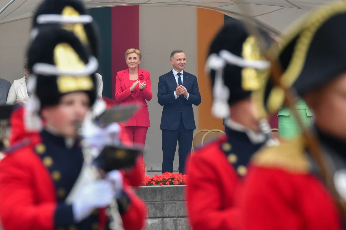 Dziś Wilno i Warszawa są bliżej siebie niż kiedykolwiek w ostatnich wiekach. Litwa należy do najważniejszych partnerów i sojuszników Polski w regionie - podkreślił prezydent Andrzej Duda. Zaznaczył, że współpraca i solidarność jest gwarancją naszego wspólnego bezpieczeństwa, niepodległości i wolności.
