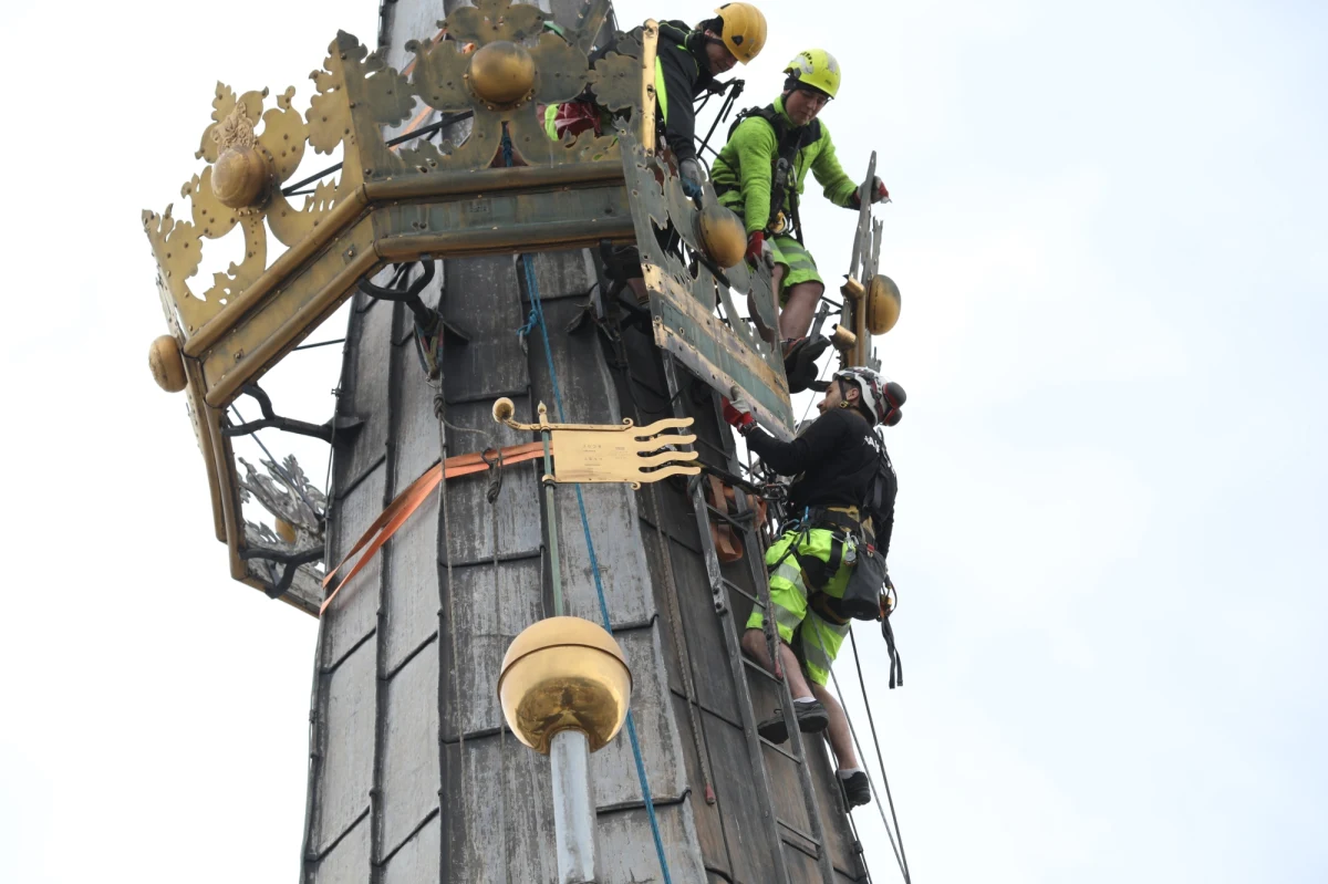 Korzystając z podnośnika i lin specjaliści zdjęli w czwartek koronę z iglicy wieży Bazyliki Mariackiej. Trafi ona teraz w ręce konserwatorów.

