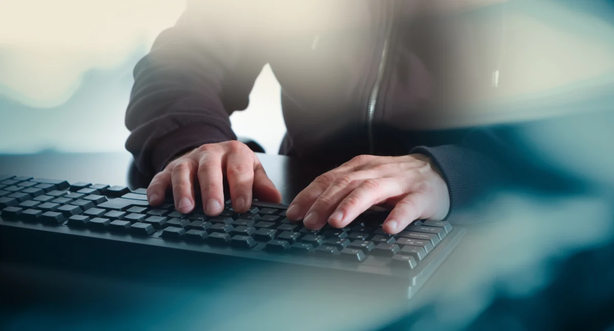 Zaufał człowiekowi, który zadzwonił na jego telefon i zaproponował inwestowanie w kryptowaluty. Mieszkańca powiatu lubińskiego nie zastanowił wschodni akcent mężczyzny i wykonywał jego polecenia. O oszustwie przekonał się dopiero, kiedy z jego konta zniknęło ponad 330 tys. zł.