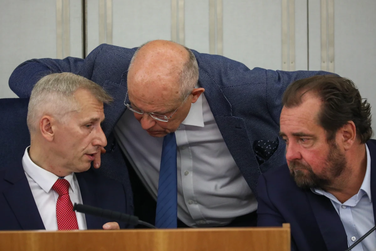 Nieoczekiwany wniosek senatorów w sprawie zmian w przepisach dotyczących komisji ds. badania rosyjskich wpływów. Połączone komisje Senatu przegłosowały zwrócenie się do Kancelarii Prezydenta o udostępnienie wszystkich opinii i dokumentów dotyczących ustawy o komisji.