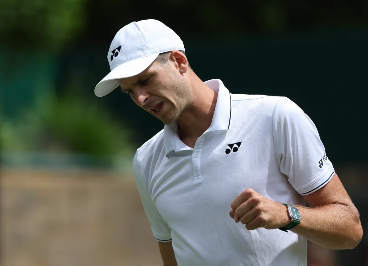 Hubert Hurkacz gra dalej! Rozstawiony z numerem 17. Polak awansował do trzeciej rundy Wimbledonu, wygrywając z Brytyjczykiem Janem Choinskim 6:4, 6:4, 7:6 (7-3). 