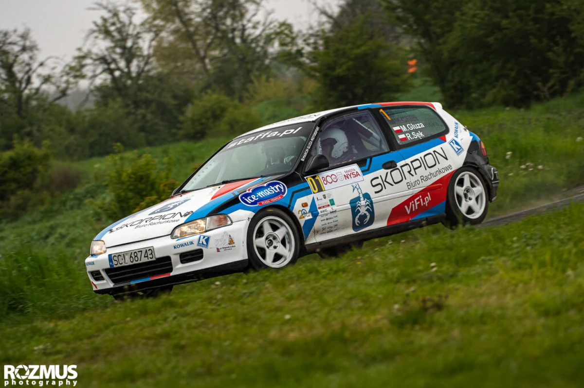 Jutro po południu rozpocznie się rywalizacja na trasie Valvoline Rajdu Małopolski. W sobotę, w drugim dniu rywalizacji kierowcy powalczą także o nagrodę od naszego radia. Rajdową walkę zamknie bowiem RMF FM Power Stage Stryszów. Dla najszybszych to szansa na dodatkowe punkty klasyfikacji generalnej Mistrzostw Polski.