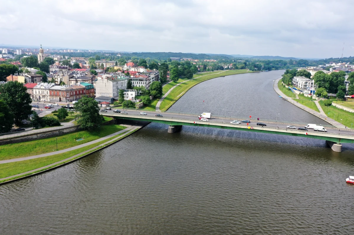W piątek rozpoczął się remont Mostu Dębnickiego w Krakowie. Samochody i piesi będą mogli poruszać się tylko jedną jego stroną w obu kierunkach. "Przepraszamy za utrudnienia. Ta inwestycja jest niezbędna" - mówi wiceprezydent Andrzej Kulig i apeluje, by jeśli to tylko możliwe, kierowcy wybierali inne przeprawy na drugi brzeg Wisły: most Zwierzyniecki lub most Grunwaldzki.

