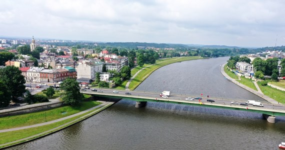 W piątek rozpoczął się remont Mostu Dębnickiego w Krakowie. Samochody i piesi będą mogli poruszać się tylko jedną jego stroną w obu kierunkach. "Przepraszamy za utrudnienia. Ta inwestycja jest niezbędna" - mówi wiceprezydent Andrzej Kulig i apeluje, by jeśli to tylko możliwe, kierowcy wybierali inne przeprawy na drugi brzeg Wisły: most Zwierzyniecki lub most Grunwaldzki.

