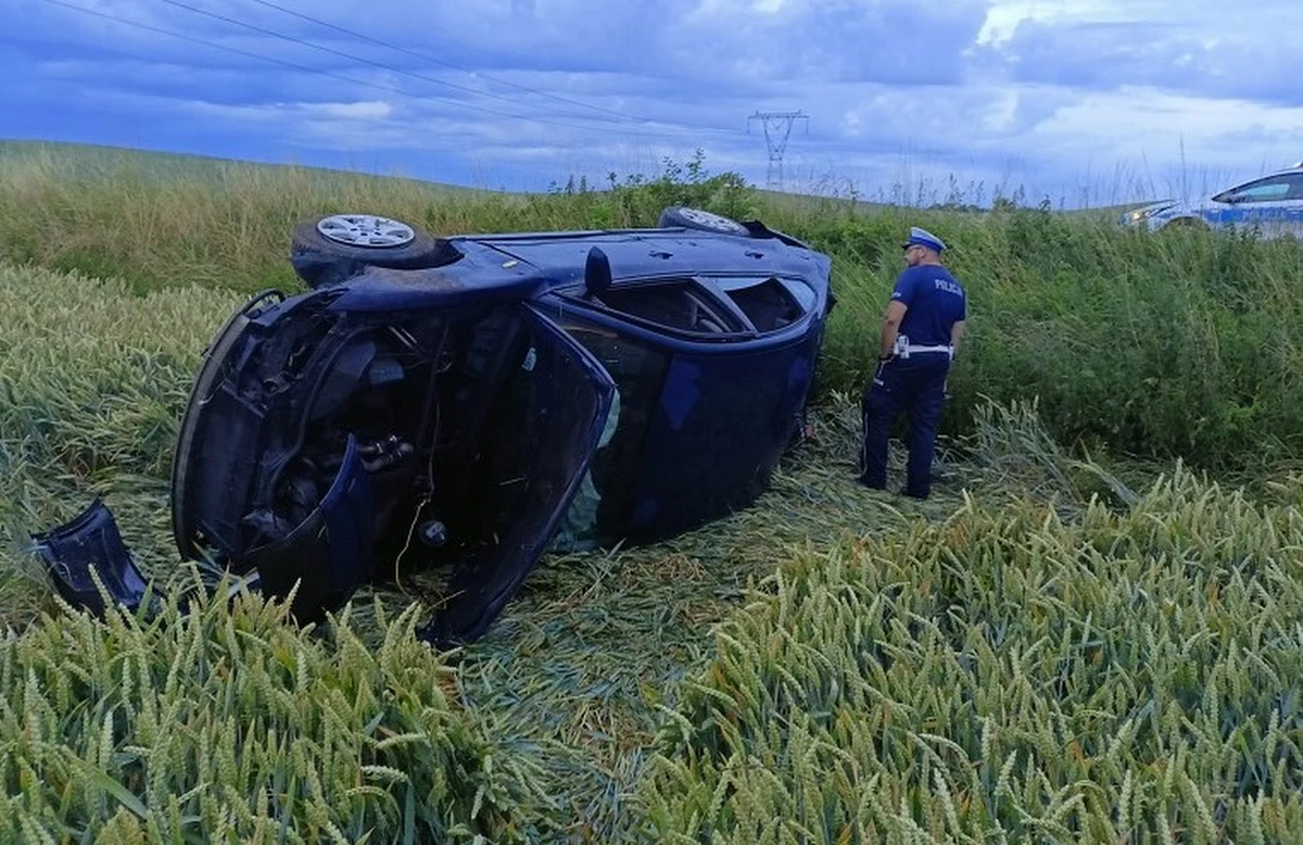 Zbyt duża prędkość i słabe umiejętności były przyczyną wypadnięcia z drogi i dachowania samochodu przez młodego kierowcę. W okolicy miejscowości Koślinka (pow. sztumski) volkswagen wypadł z trasy na łuku drogi i wylądował w zbożu.