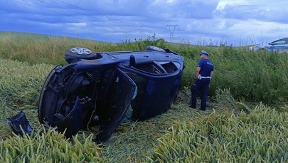 Młody kierowca dachował i wylądował autem w zbożu