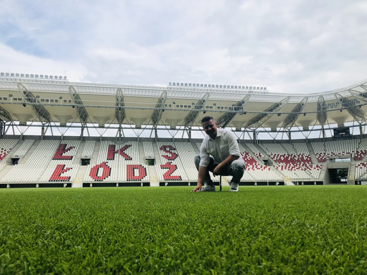 Najlepsza na świecie trawa do gry w piłkę nożną - jest na stadionie przy Al. Unii Lubelskiej w Łodzi. Tak doskonałą murawą może poszczycić się stadion Widzewa i ŁKS-u. Ten ostatni klub właśnie zyskał nową, zieloną darń.
