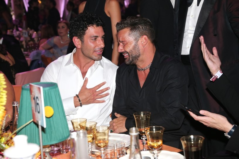 Po sześciu latach małżeństwa Ricky Martin i jego mąż Jwan Yosef poinformowali o swoim rozwodzie. Para wspólnie wychowuje czwórkę dzieci.  