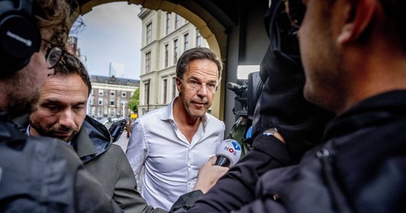Rząd w Holandii może upaść - podaje dziennik "De Telegraaf". Premier Rutte nie jest w stanie dogadać się z dwoma partiami koalicyjnymi w sprawie migrantów. Szef rządu domaga się wprowadzenia surowszych zasad łączenia rodzin azylantów na co nie zgadzają koalicjanci.