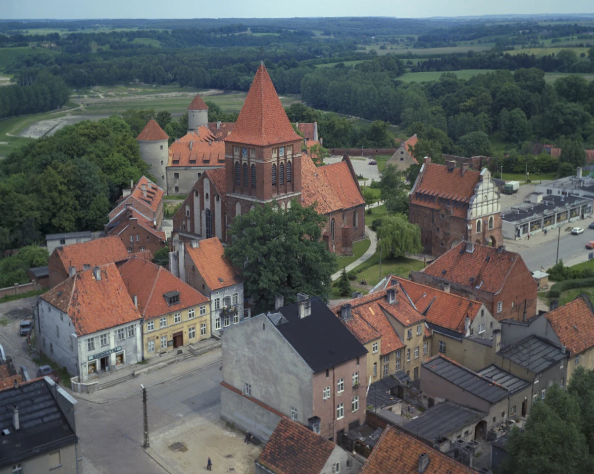 Zabytkowe dworce w Pasłęku i Gronowie Elbląskim (woj. warmińsko-mazurskie) przejdą kompleksowe przebudowy. PKP S.A. podpisały porozumienia z samorządami w sprawie współdziałania przy tych inwestycjach.