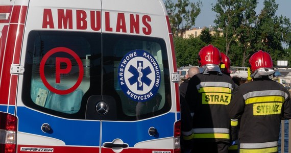 Jedna osoba zginęła w wypadku na przejeździe kolejowym w Brzezinach w powiecie kieleckim. Zderzyły się tam cztery samochody osobowe.