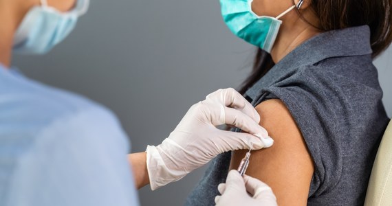 Farmaceuci znów będą mogli podawać szczepionkę przeciwko koronawirusowi. Taki plan zakłada przyjęta dziś przez sejmową Komisję Zdrowia nowelizacja ustawy refundacyjnej.