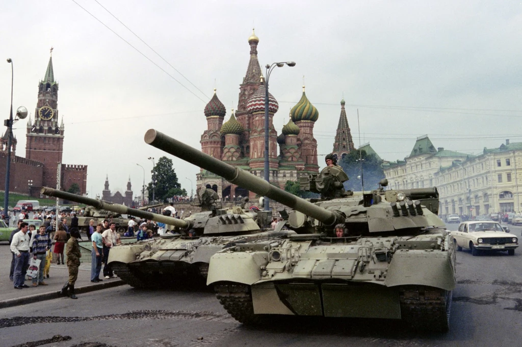 Czołgi wjeżdżają do centrum Moskwy. Sierpień 1991