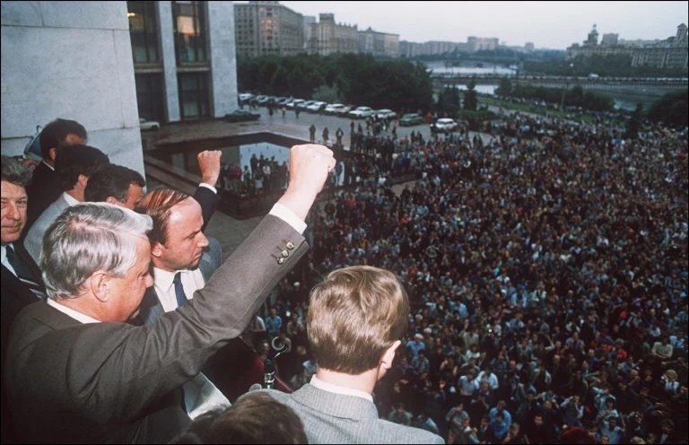 Jelcyn przemawia do manifestantów. Sierpień 1991