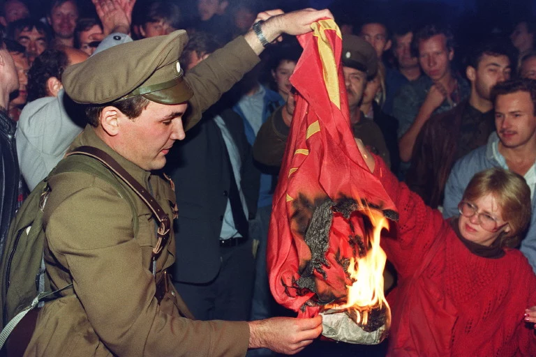 Palenie flagi ZSRR na ulicach Moskwy. Zdjęcie wykonano kilka dni po nieudanym puczu