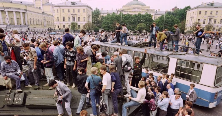 Demonstranci oblegają pojazdy wojskowe. Moskwa, sierpień 1991