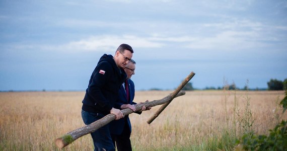 Premier Mateusz Morawiecki oddał hołd pamięci ofiarom rzezi wołyńskiej w nieistniejącej wsi Ostrówki. Mieszkańcy miejscowości zostali wymordowani przez oddziały UPA. Szef polskiego rządu przybył do Ukrainy w piątek wczesnym rankiem w związku z przypadającą 11 lipca 80. rocznicą tej zbrodni.