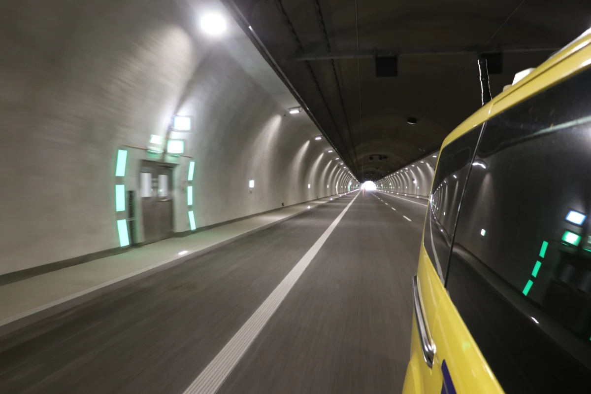 W oddanym do użytku w listopadzie zeszłego roku tunelu w ciągu popularnej zakopianki, czyli dk7, już ponad 16 tys. razy kierowcy przekraczali dozwoloną prędkość, czyli 100 km/h. W dwukilometrowym tunelu funkcjonuje system odcinkowego pomiaru prędkości, dzięki któremu każde przekroczenie jest rejestrowane.
