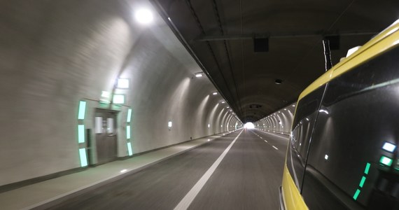 W oddanym do użytku w listopadzie zeszłego roku tunelu w ciągu popularnej zakopianki, czyli dk7, już ponad 16 tys. razy kierowcy przekraczali dozwoloną prędkość, czyli 100 km/h. W dwukilometrowym tunelu funkcjonuje system odcinkowego pomiaru prędkości, dzięki któremu każde przekroczenie jest rejestrowane.

