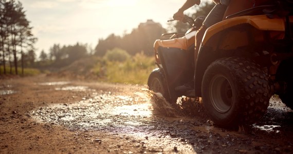 14-latka, która w czwartek jechała z 2-letnim bratem na quadzie, nie miała wymaganych uprawnień. Na drodze w miejscowości Tchórzanka niedaleko Iławy w Warmińsko-Mazurskiem, dzieci zderzyły się z ciągnikiem rolniczym.