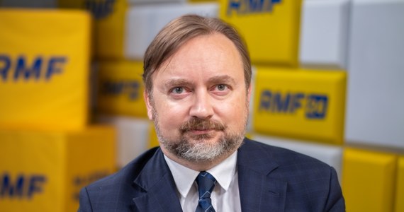 "Kreml próbuje skłócić Polskę i Ukrainę praktycznie od czasów Bohdana Chmielnickiego, więc myślę, że też będzie próbował wykorzystać tę okrągłą rocznicę tragicznych zdarzeń, żeby coś dla siebie uzyskać" - powiedział o 80. rocznicy rzezi wołyńskiej Paweł Szrot, szef gabinetu prezydenta Andrzeja Dudy. "Mogę zapewnić, że prezydent będzie aktywnie czcił tę rocznicę tego ludobójstwa" - podkreślił gość Tomasza Terlikowskiego w Porannej rozmowie w RMF FM.