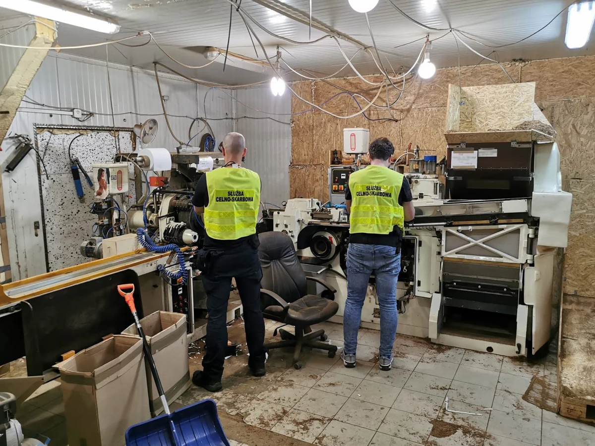 Zatrzymanie 37 podejrzanych, likwidacja dwóch nielegalnych fabryk papierosów i dwóch magazynów, krajalni tytoniu oraz rozlewni alkoholu to efekt międzynarodowej akcji Bieszczadzkiego Oddziału SG, CBŚP, KAS oraz słowackich i czeskich służb. Straty polskiego skarbu państwa z tytułu uszczuplenia podatków wyniosły łącznie co najmniej 75 mln zł.